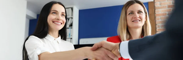 Geschäftspartner schütteln Hände am Schreibtisch — Stockfoto