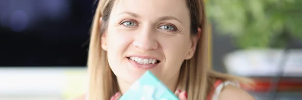 Porträt einer jungen lächelnden Frau mit Geschenk — Stockfoto