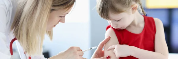 Doctor gives little girl shot in shoulder — Fotografia de Stock