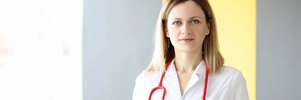 Портрет женщины-врача со стетоскопом на шее в клинике — стоковое фото