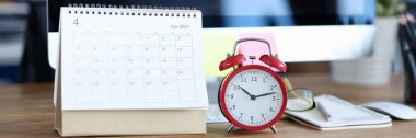 Nisan 2021 takvimi alarm saatinin yanındaki masaüstünde