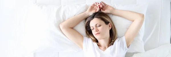 Mujer joven durmiendo en la cama blanca vista superior —  Fotos de Stock