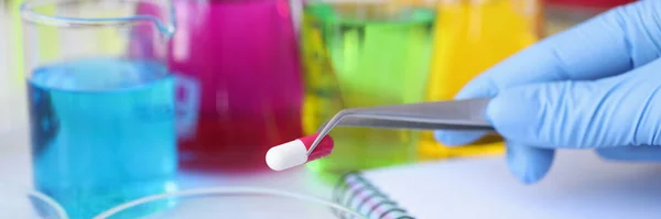 Wissenschaftler hält Pille in Zange im medizinischen Labor — Stockfoto