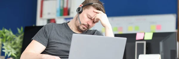 Tolószékben alvó rokkant férfi laptoppal az ölében — Stock Fotó