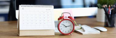 Masaüstünde 2021 için kırmızı alarm saati ve takvim