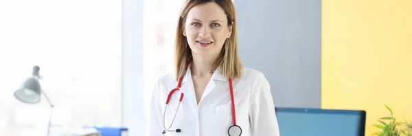 Retrato de una joven doctora en bata blanca —  Fotos de Stock