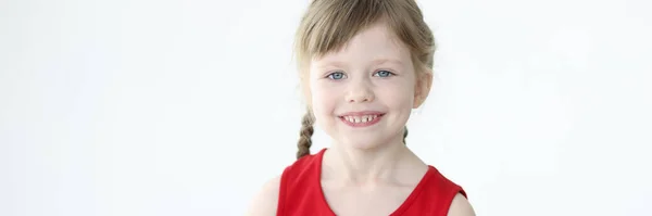 금발의 어린 소녀가 웃는 모습 — 스톡 사진