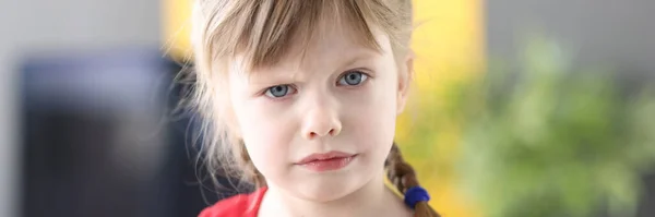 Retrato de niña segura de sí misma con el pelo rubio —  Fotos de Stock