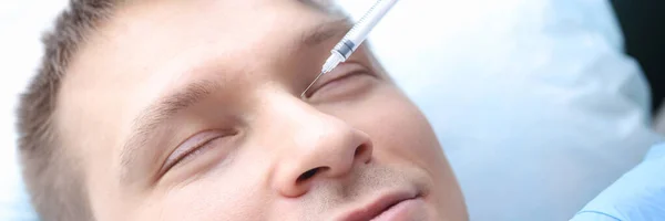 De mens krijgt verjongende injectie in zijn gezicht — Stockfoto