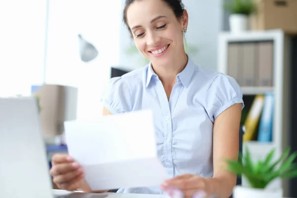 Feliz millennial chica sitio se siente emocionado leyendo buenas noticias en la carta de papeleo postal —  Fotos de Stock