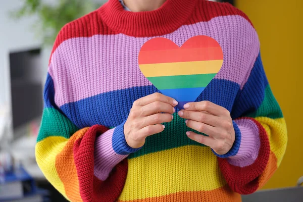 Жінка тримає серце в кольорах lgbt крупним планом — стокове фото