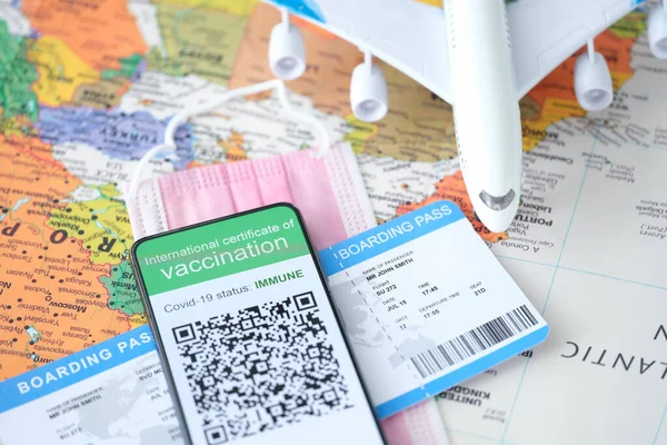 Na ekranie smartfona certyfikat odporności na Covid 19 i bilet lotniczy. — Zdjęcie stockowe