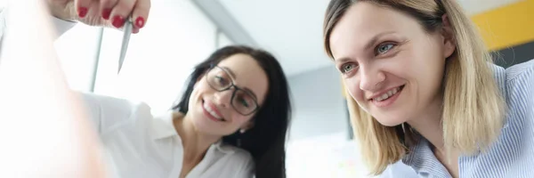Zwei Geschäftsfrauen diskutieren Geschäftsprozesse, indem sie sie am Laptop vorführen — Stockfoto
