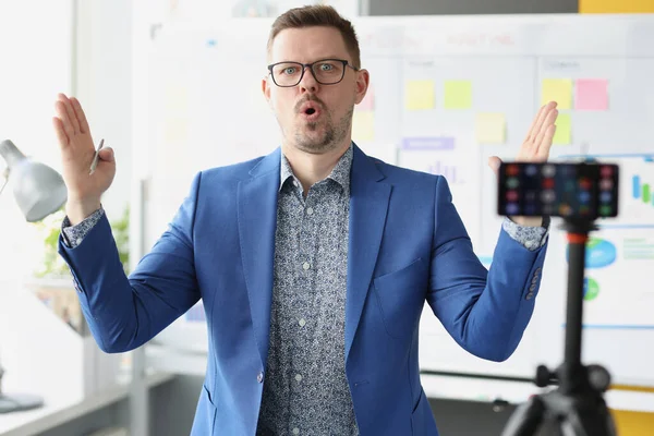 Tränare med glasögon som förklarar information framför mobilkameran — Stockfoto