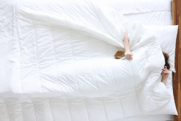 Mulher bêbada encontra-se com garrafa de álcool na cama closeup — Fotografia de Stock