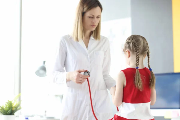 Klein meisje bij de kinderarts afspraak closeup — Stockfoto