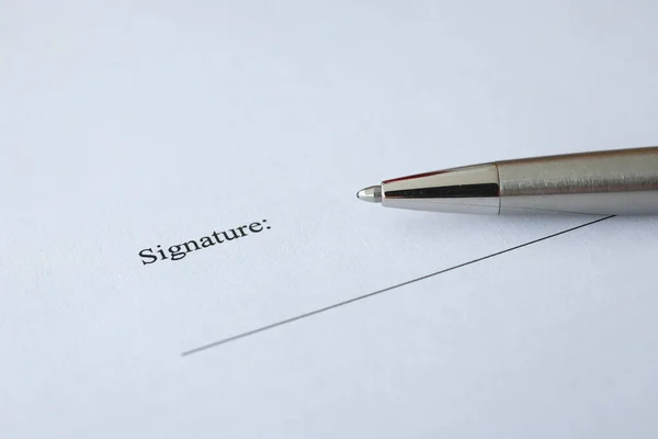 Document et stylo pour la signature sont sur la table — Photo