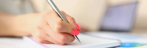 Mujeres tomando notas a mano con pluma de plata de cerca Imagen de archivo