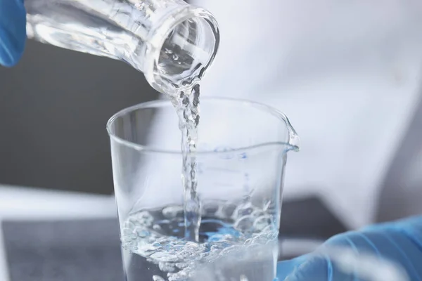Científico examina el agua potable en primer plano de laboratorio — Foto de Stock