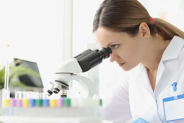 Adulto caucásico belleza mujer químico mirando microscopio — Foto de Stock