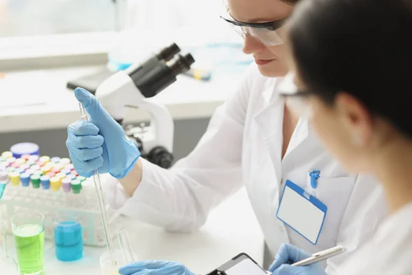 Dois cientistas conduzindo pesquisas em laboratório químico — Fotografia de Stock