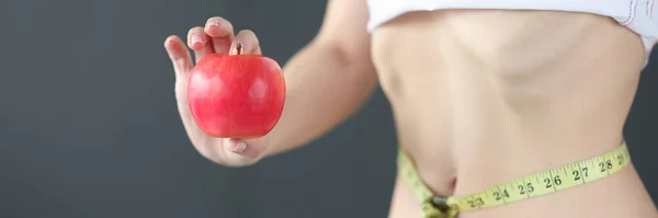 Nő mérőszalag derekánál tartja alma a kezét közelkép — Stock Fotó