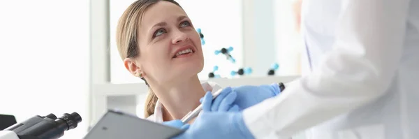 Asisten memberikan wanita clipboard kimiawan dengan dokumen di laboratorium — Stok Foto