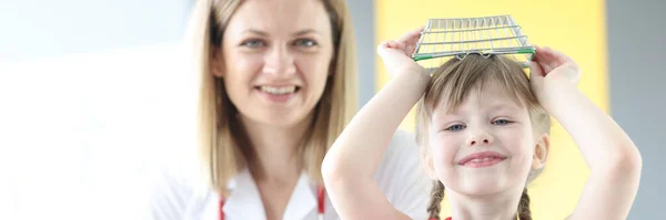Kleines Mädchen gönnt sich Termin bei Kinderarzt in Klinik — Stockfoto