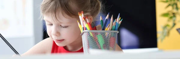 Ζωγραφική κοριτσάκι με χρωματιστά μολύβια στο σπίτι — Φωτογραφία Αρχείου
