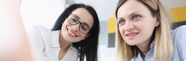 Dos mujeres jóvenes están sentadas en el portátil — Foto de Stock