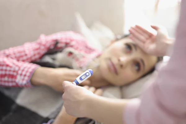 Jonge vrouw liggend op bed had koorts en koude rillingen close-up — Stockfoto