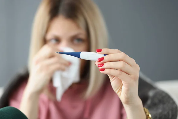 Donna malata catturato freddo sensazione di malattia e starnuti in carta wipe — Foto Stock