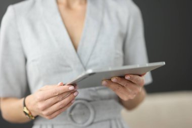 İşadamı yeni uygulamaları incelerken modern tableti elinde tutuyor