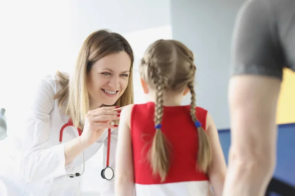 Doctor examines throat and mouth of little girl — Stock Photo, Image