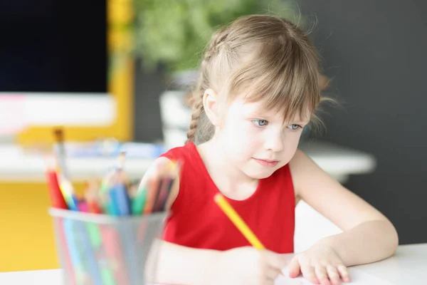 Little beautiful girl draws with pencils closeup — Stock Photo, Image