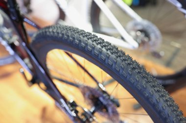 Güvenilir lastik, bisiklet tekerinde kaliteli lastik, yakın plan.