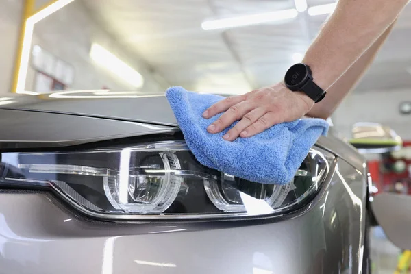 Mann reinigt Auto mit Mikrofasertuch in Nahaufnahme — Stockfoto