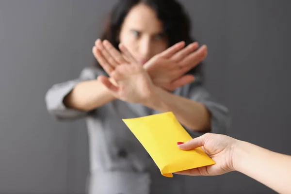 Επιχειρηματίας αρνείται χρήματα σε κίτρινο φάκελο closeup — Φωτογραφία Αρχείου