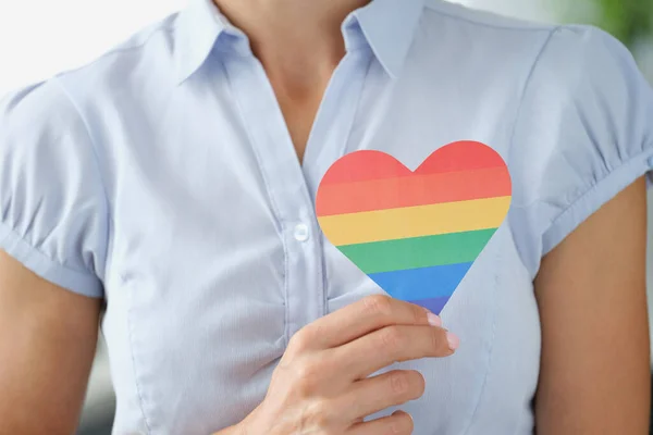 Nő kezében sokszínű lgbt szív közelkép — Stock Fotó