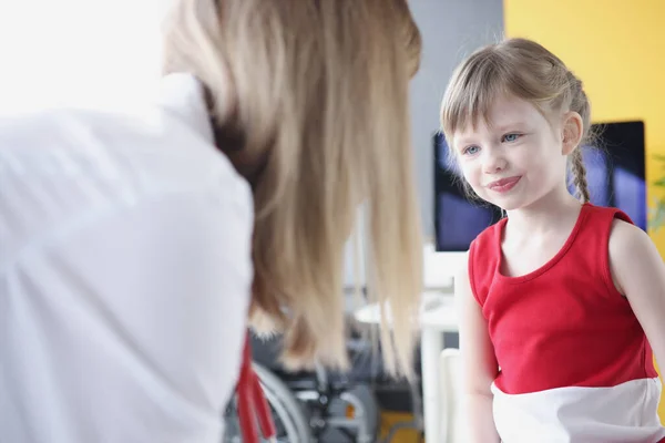 Pequena menina bonita se comunica com médico mulher — Fotografia de Stock