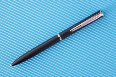 Mavi arkaplanda siyah tükenmez kalem