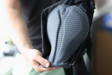 Bisiklet koltuğu için spor giyim bölümünde bir adam var.