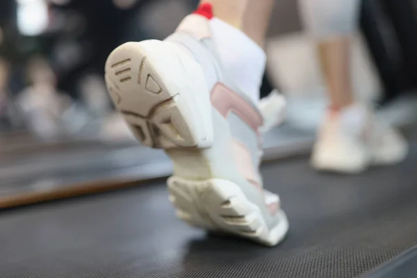 Взуття для кросівок спортивних вправ для дівчат, що працюють на біговій машині — стокове фото