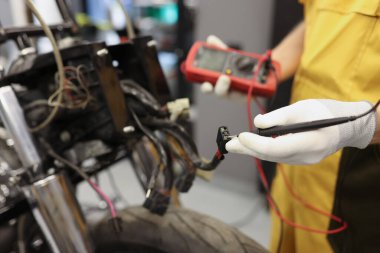 Elektronik tamir servisi ustası çoklu metre testçisini kullanarak problem bölümünü belirliyor