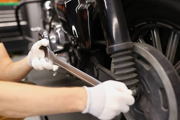Master odšroubuje brzdové kotouče na motocyklu s klíčem detailní up — Stock fotografie