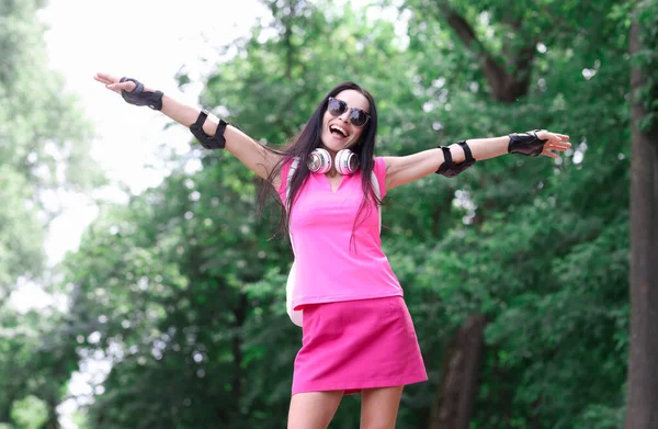 Sorrindo feliz mulher patinagem no parque closeup — Fotografia de Stock