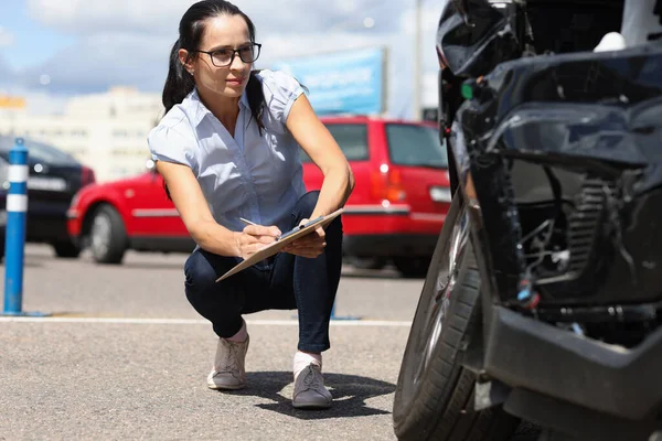 Versicherungsvertreter erfasst Versicherungsfall bei Autounfall — Stockfoto