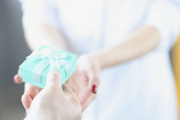 Hombre dando mujer azul caja de regalo con arco de primer plano —  Fotos de Stock