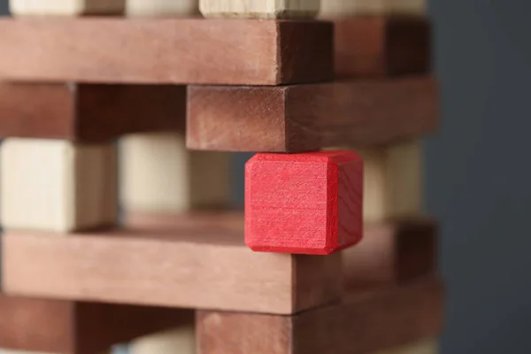 红色正方形木制立方体耸立在木制方块的特写镜头中 — 图库照片
