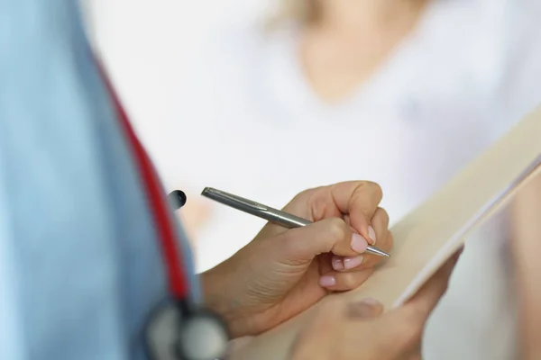 Medico che compila i documenti medici del paziente con penna a sfera in primo piano — Foto Stock